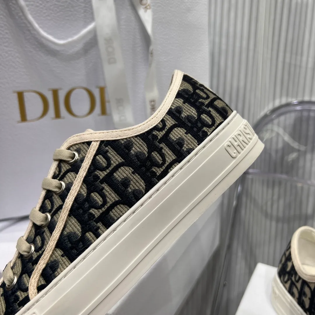 👟👟Ex-factory price P480👟👟 (Top purchasing quality➕Full package) Dior classic casual shoes, small cloth shoes, the latest color embroidery and color-blocking embroidery, super layered. Every detail is one to one. The tongue and shoelaces are embellished with "Christian Dior logo, soles and Mr. Dior's favorite lucky star. Original molded outsole🌟Original cover style high-end customization! Material: All upper materials are original and customized, 3D electric embroidered three-dimensional cloth surface, inner sheepskin and cowhide foot pads, one-piece latex foot pads, top T👟👟factory price PU original outsole, size: 35–42, customized 41 42